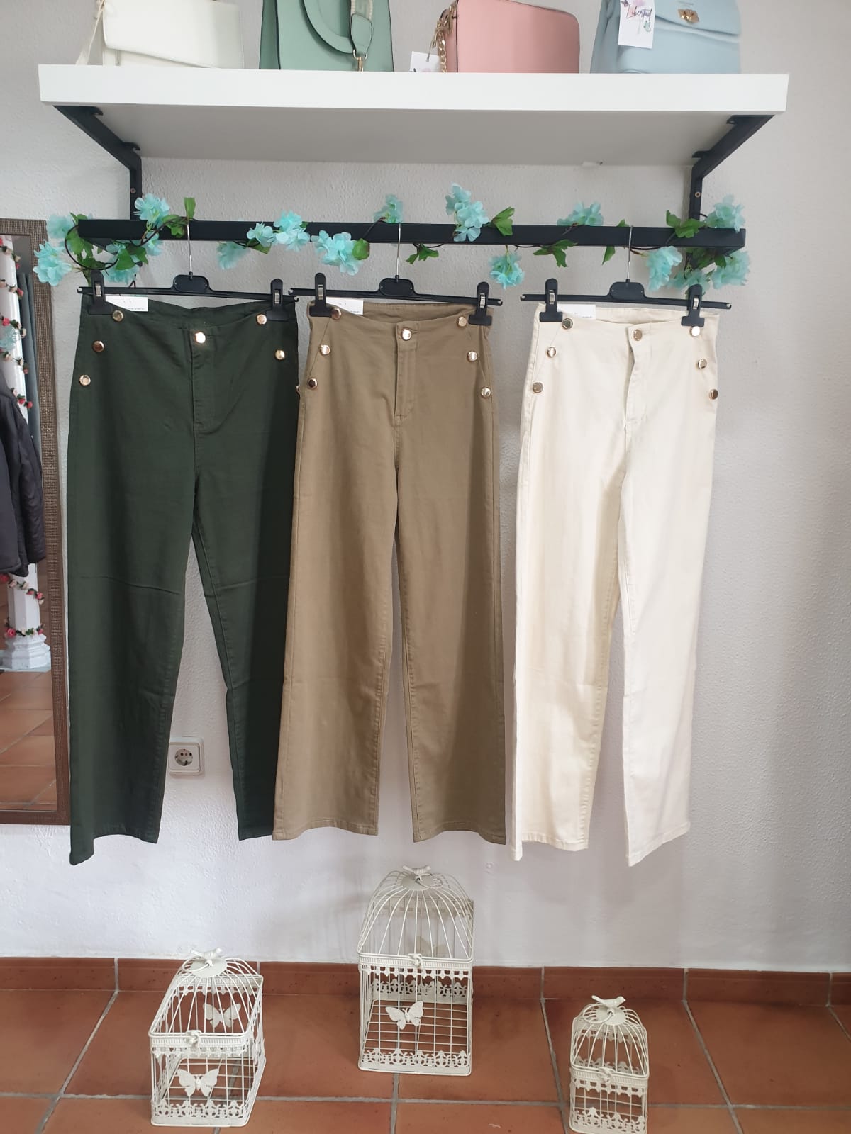 PANTALÓN CON BOTONES