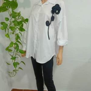 BLUSA CON FLOR