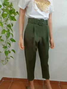 PANTALÓN CON CINTURÓN