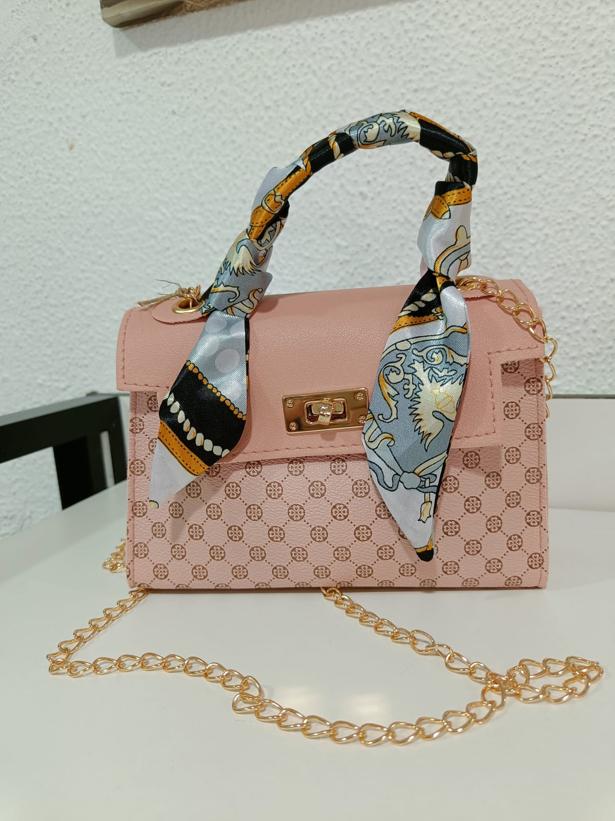 BOLSO CON PAÑUELO
