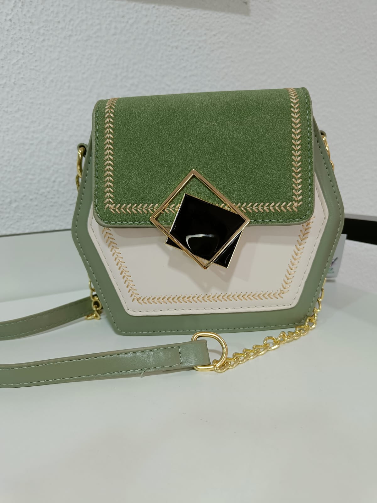 BOLSO CON CADENA